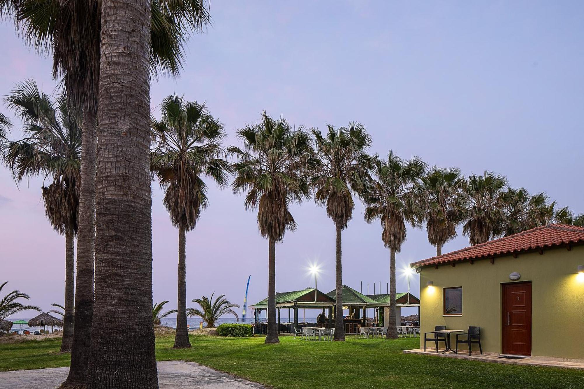 גאורגיופוליס La Palma Beachfront Suites מראה חיצוני תמונה